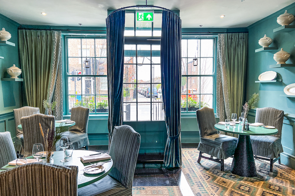 NO 1 Guesthouse York restaurant tables and window