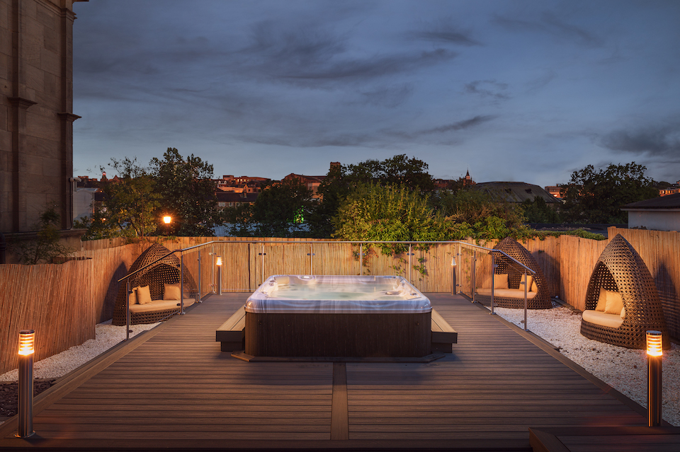 The Harrogate Spa Outdoor Hot Tub Twilight