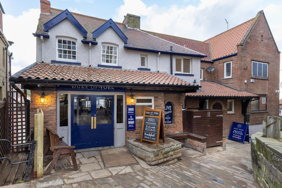 whitby pub next to famous 199 steps