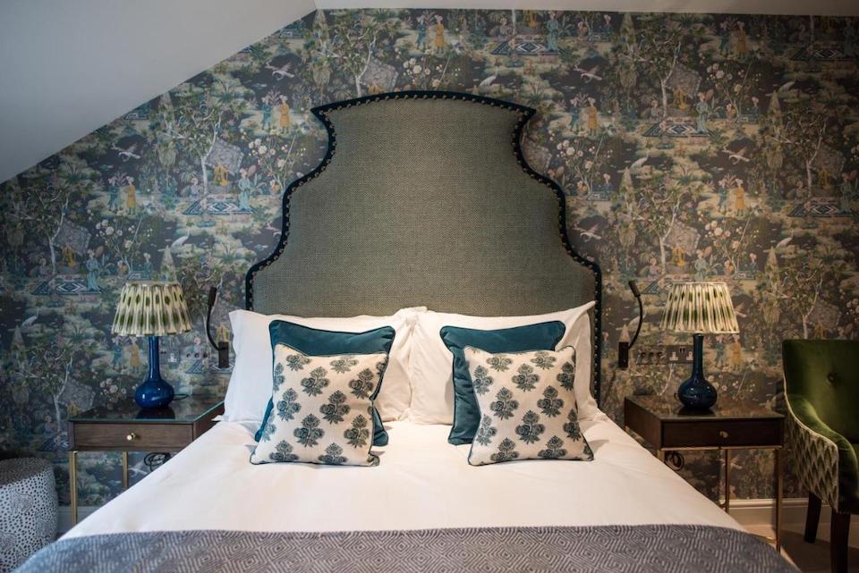 Dewars hotel green room websized