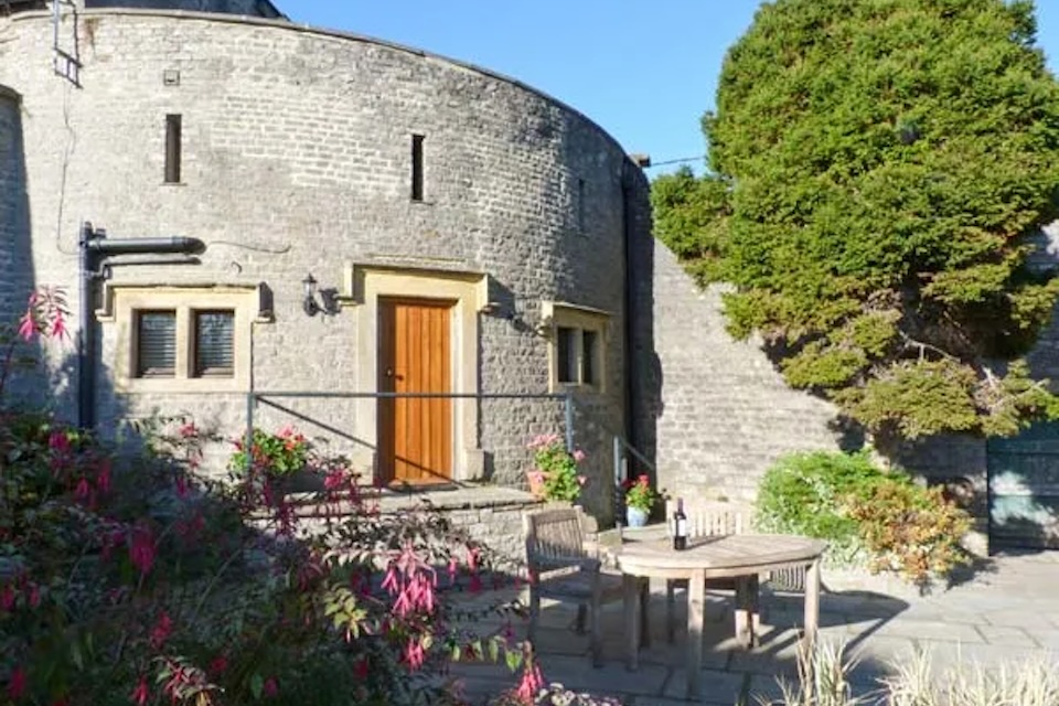 Unusual Stays guide - Round House Middleham exterior