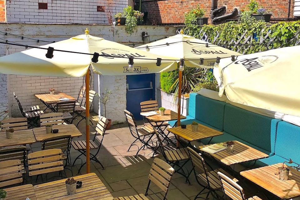 Eagle-and-Child-beer-garden