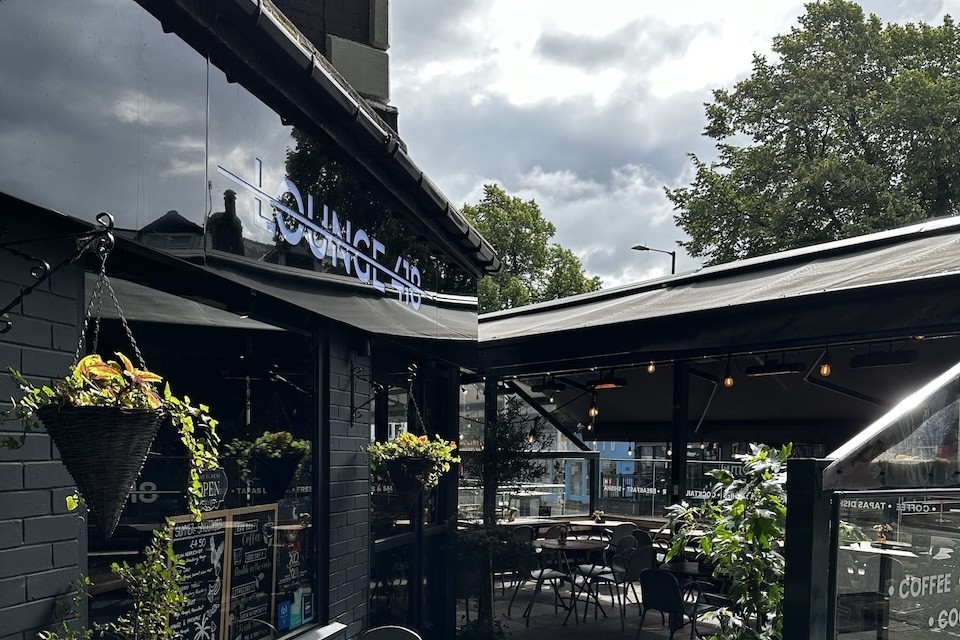 Lounge 418 bar, halal restaurant