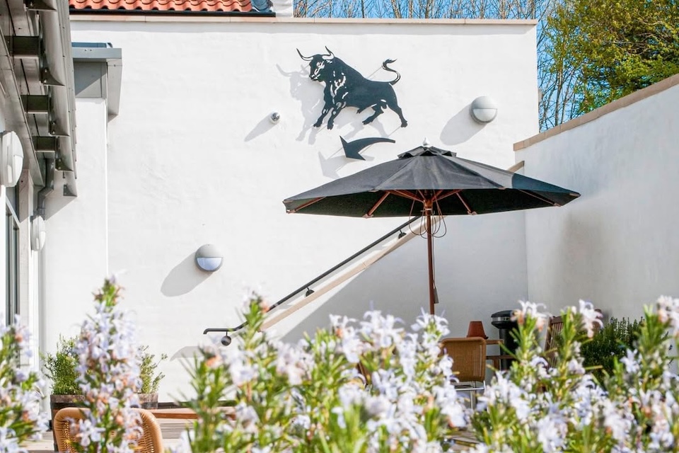 black bull inn moulton restaurnat voucher outside seating